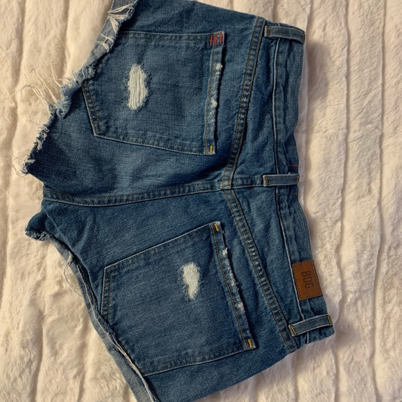 Urban outfitters BDG medium wash boyfriend low rise shorts - Picture 2 of 3